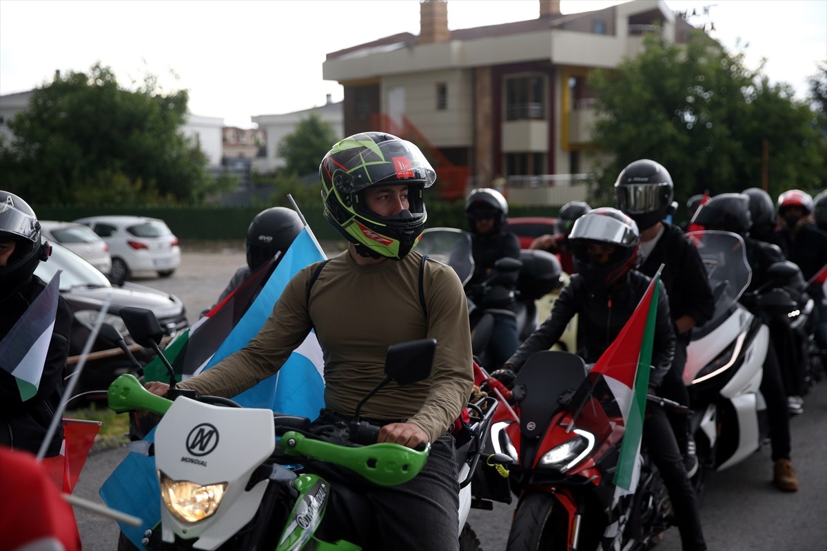 Kayseri'de motosiklet grubu, İsrail'in Gazze'ye yönelik saldırılarını protesto etmek ve zulme...