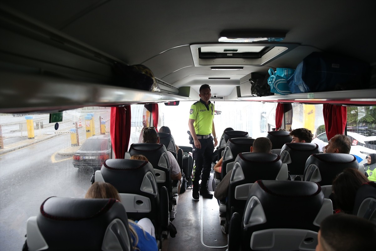 Kayseri'de polis ekipleri, Kurban Bayramı öncesi otogar ve yollarda denetimde bulundu. Otobüs...