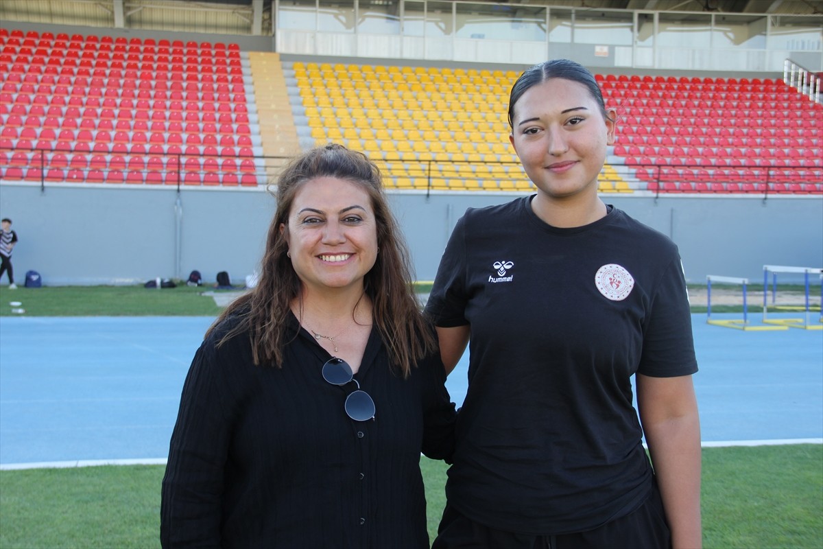 Kayseri'de rahim ağzı kanserini yenen eski milli atlet Handan Koçyiğit (solda), içinde ukde kalan...