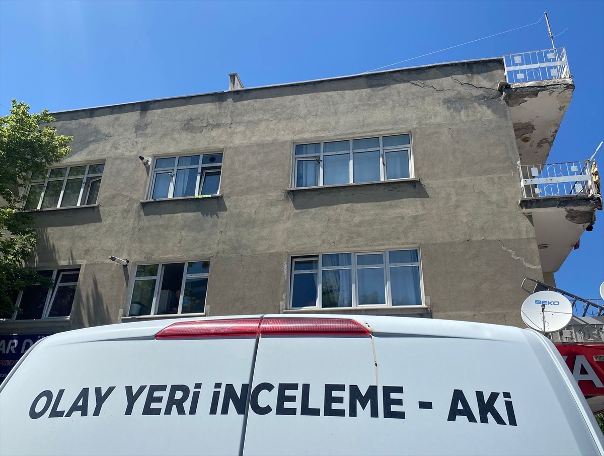 Kayseri'nin Kocasinan ilçesinde birinci kattaki pencereden düşen 6 yaşındaki yabancı uyruklu çocuk...