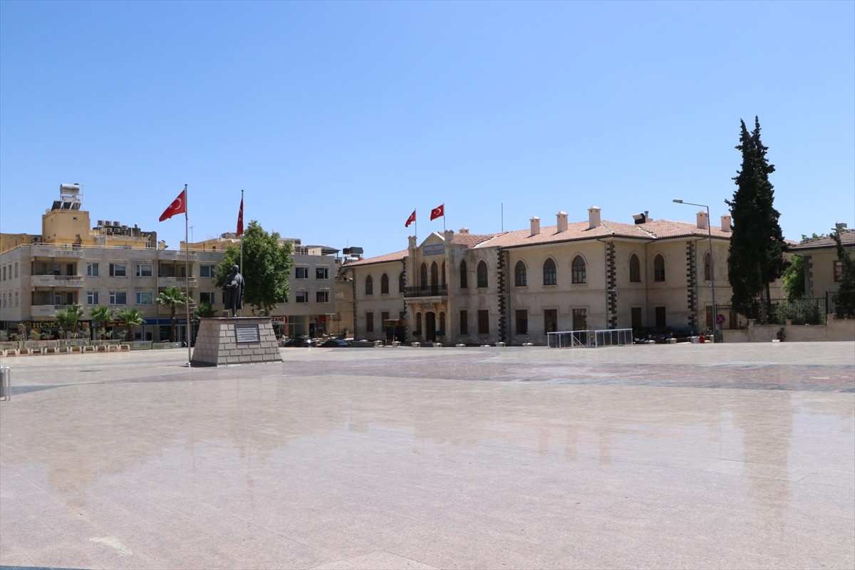 Kilis'te etkili olan sıcak hava günlük yaşamı olumsuz etkiliyor. Kentin en kalabalık yerlerinden...