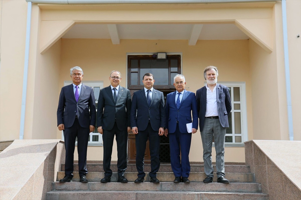 Kırgızistan Kültür, Enformasyon ve Gençlik Politikası Bakanı Mirbek Mambetaliyev (sol 3), Türkiye...