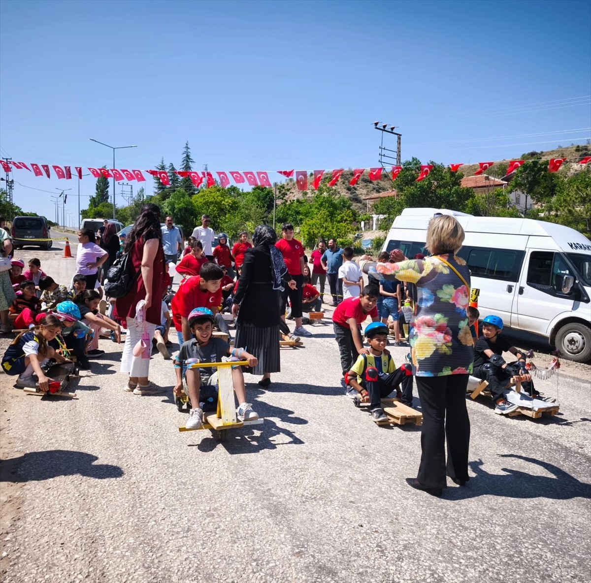 Kırıkkale'nin Karakeçili ilçesinde düzenlenen tornet (bilyeli tekerle yapılan basit araç)...
