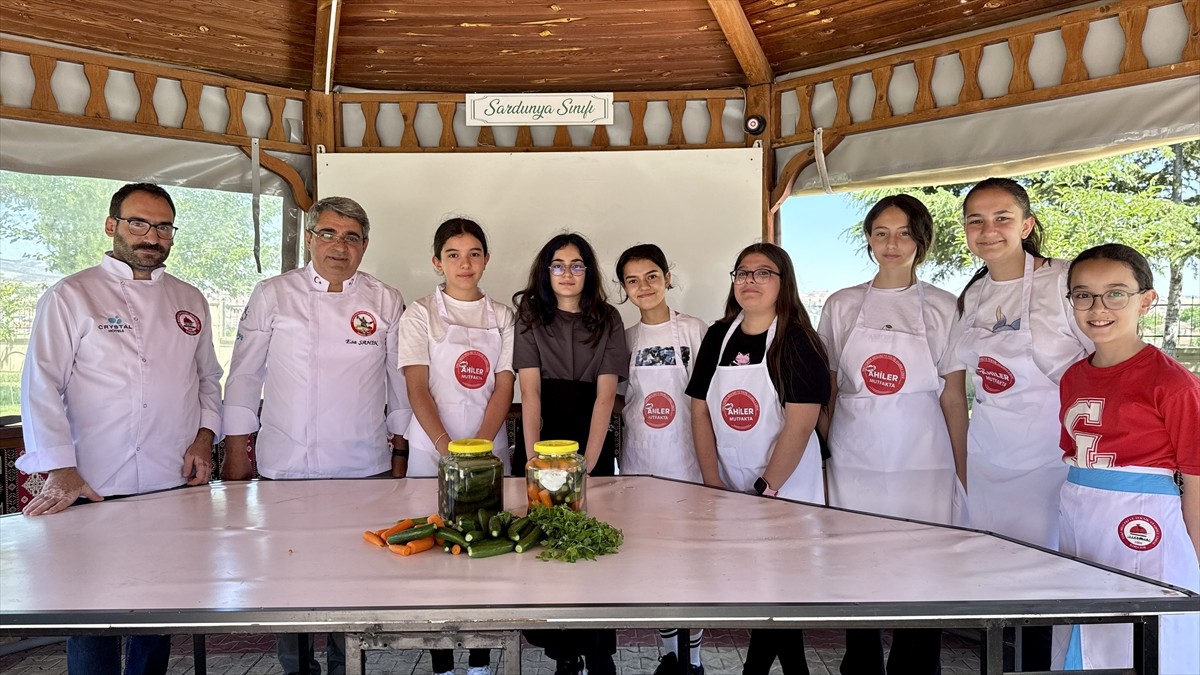 Kırşehir'de ortaokul öğrencileri, "gastronomi serası"nda yetiştirilen ürünlerle turşu kurmayı...