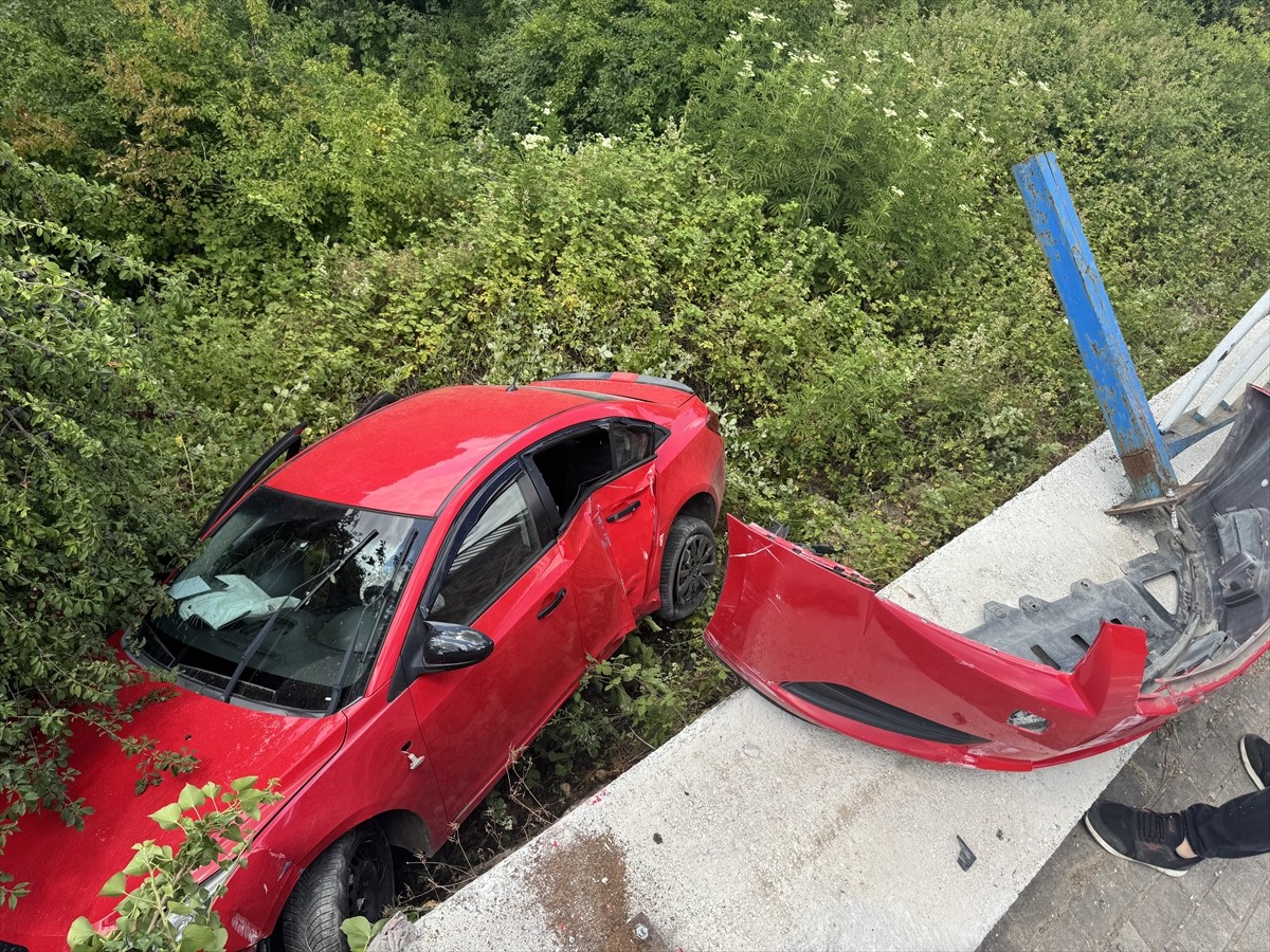 Kocaeli'de, bariyeri kırıp yüksekten düşen otomobildeki 4 kişi yaralandı.