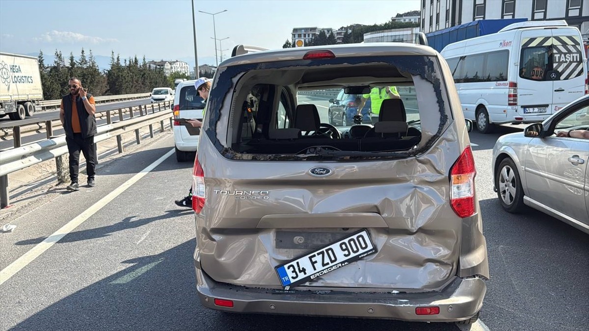 Kocaeli'nin Gebze ilçesinde 1 kişinin yaralandığı zincirleme trafik kazası nedeniyle D-100 kara...