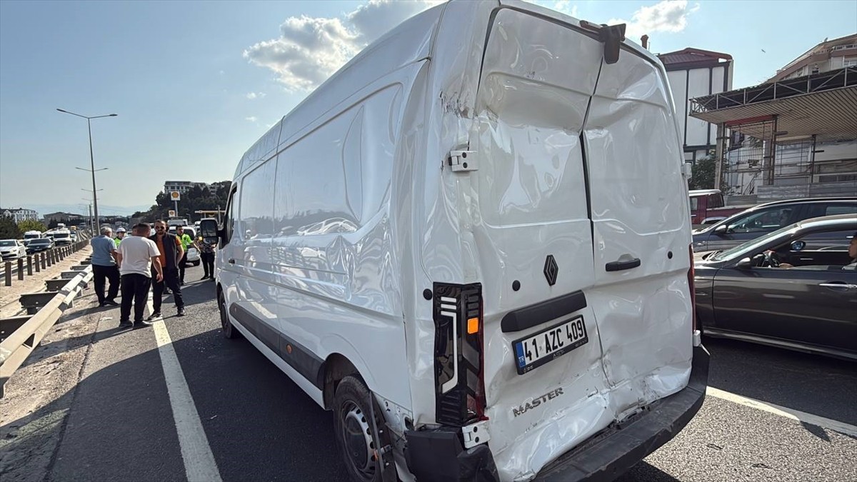 Kocaeli'nin Gebze ilçesinde 1 kişinin yaralandığı zincirleme trafik kazası nedeniyle D-100 kara...