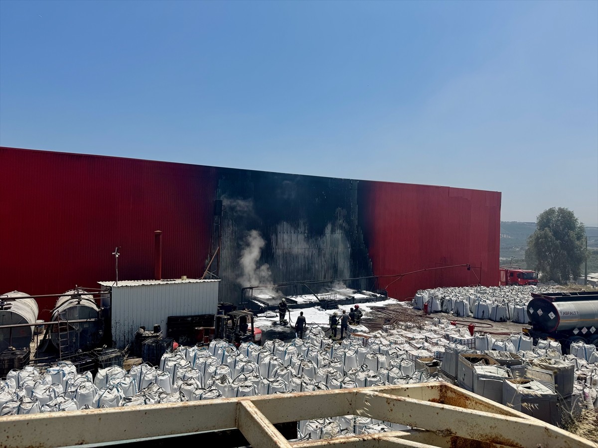 Kocaeli'nin Gebze ilçesinde asfalt fabrikasında çıkan yangın hasara neden oldu.