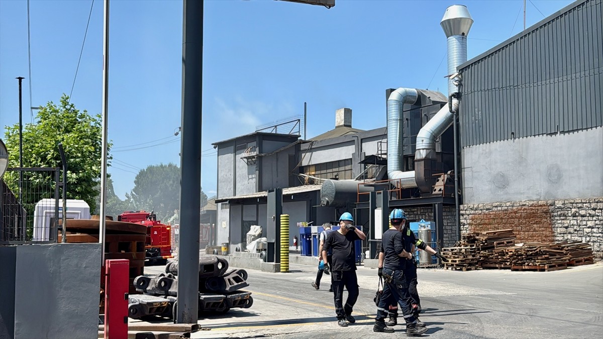 Kocaeli'nin Gebze ilçesinde çelik döküm fabrikasında çıkan yangın hasara neden oldu.
