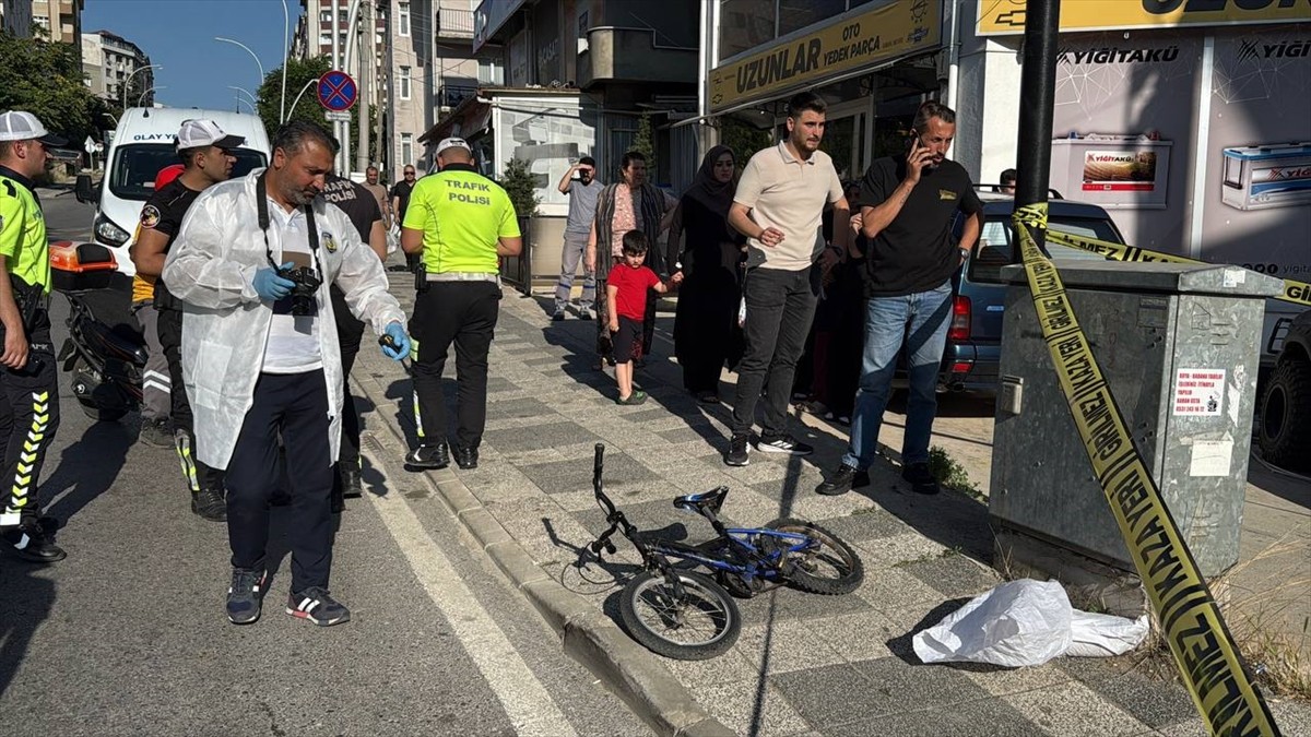 Kocaeli'nin Gebze ilçesinde panelvanın çarptığı bisikletli çocuk yaşamını yitirdi.