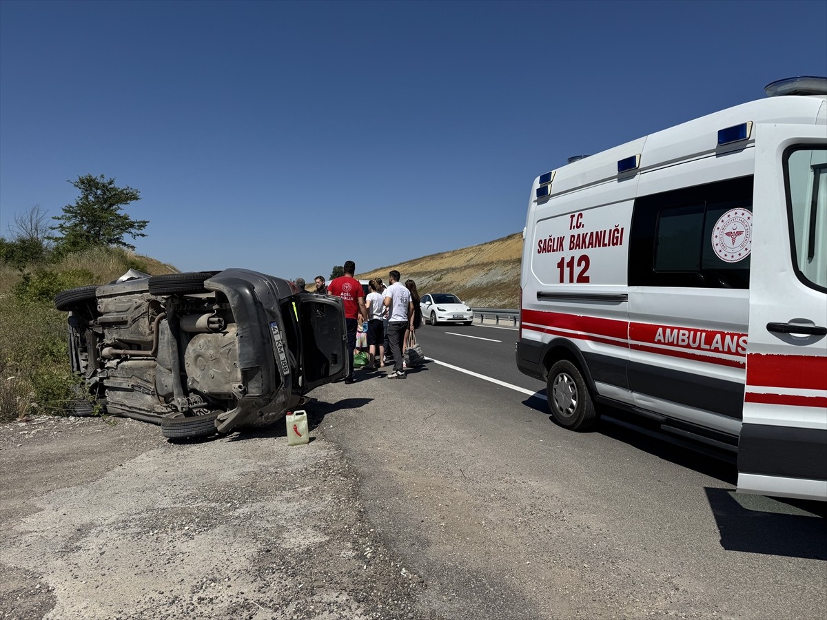 Kocaeli'nin Kandıra ilçesinde takla atan otomobildeki 3'ü çocuk 5 kişi, kazadan yara almadan...