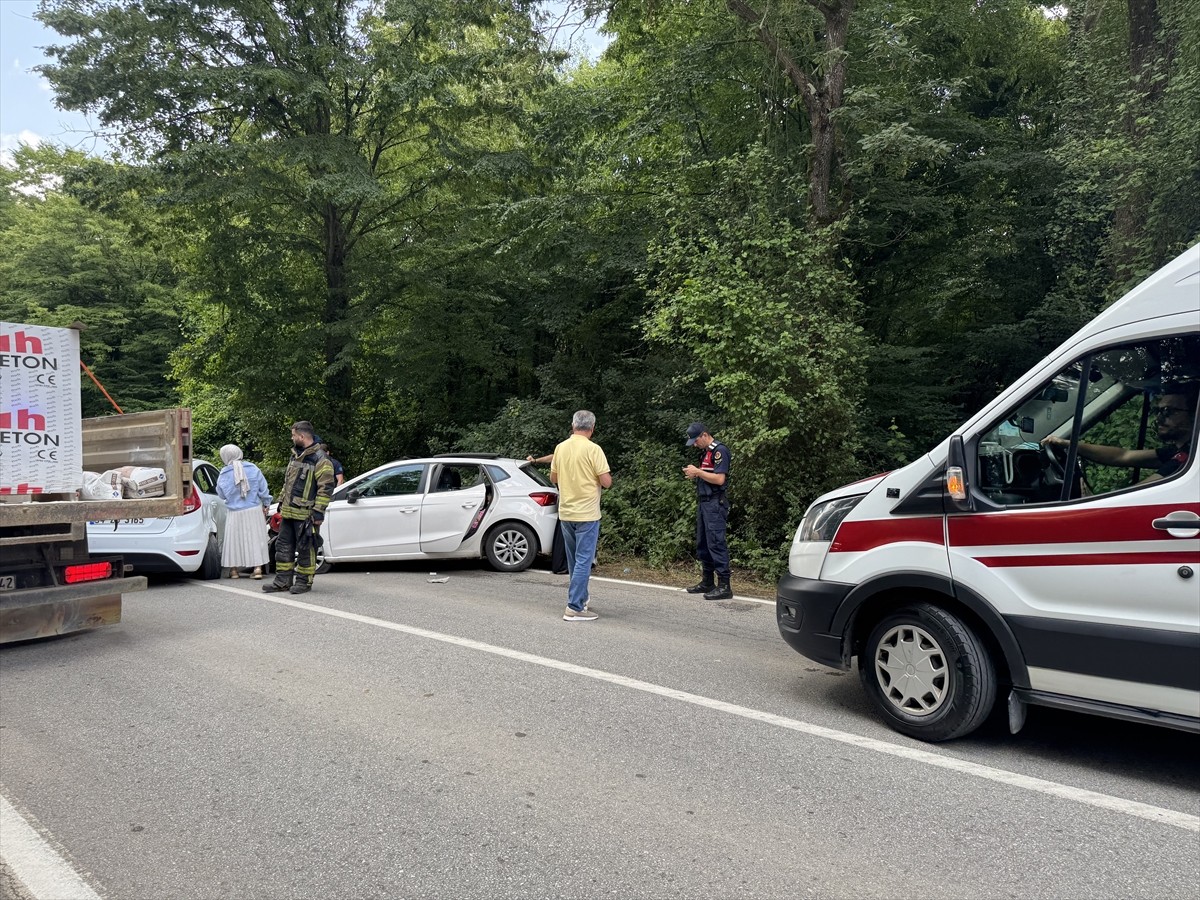 Kocaeli'nin Kartepe ilçesinde iki otomobilin çarpışması sonucu biri çocuk 6 kişi yaralandı.