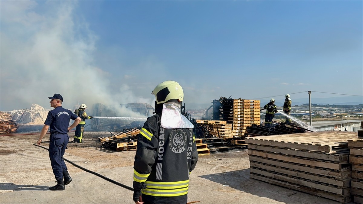  Kocaeli’nin Gebze ilçesinde palet fabrikasında çıkan yangın söndürüldü.