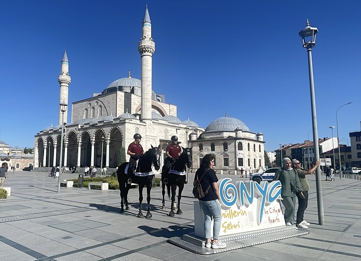 Konya'da cadde ve sokaklarda gezen atlı polisler vatandaşlardan ilgi gördü.