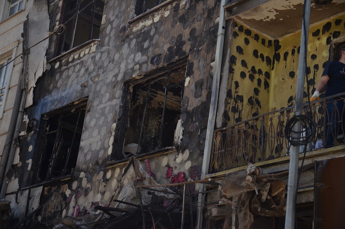 Konya'da iş yerinde çıkan yangında dumandan etkilenen 4 kişi tedavi altına alındı. Merkez Selçuklu...