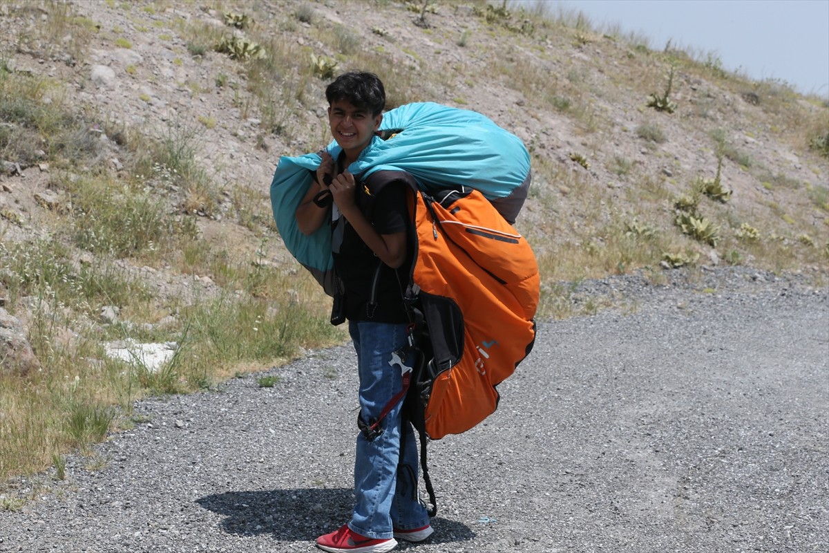 Konya'da küçük yaşlarda uçmaya başladığı yamaç paraşütünde milli takım hayali kuran 12 yaşındaki...