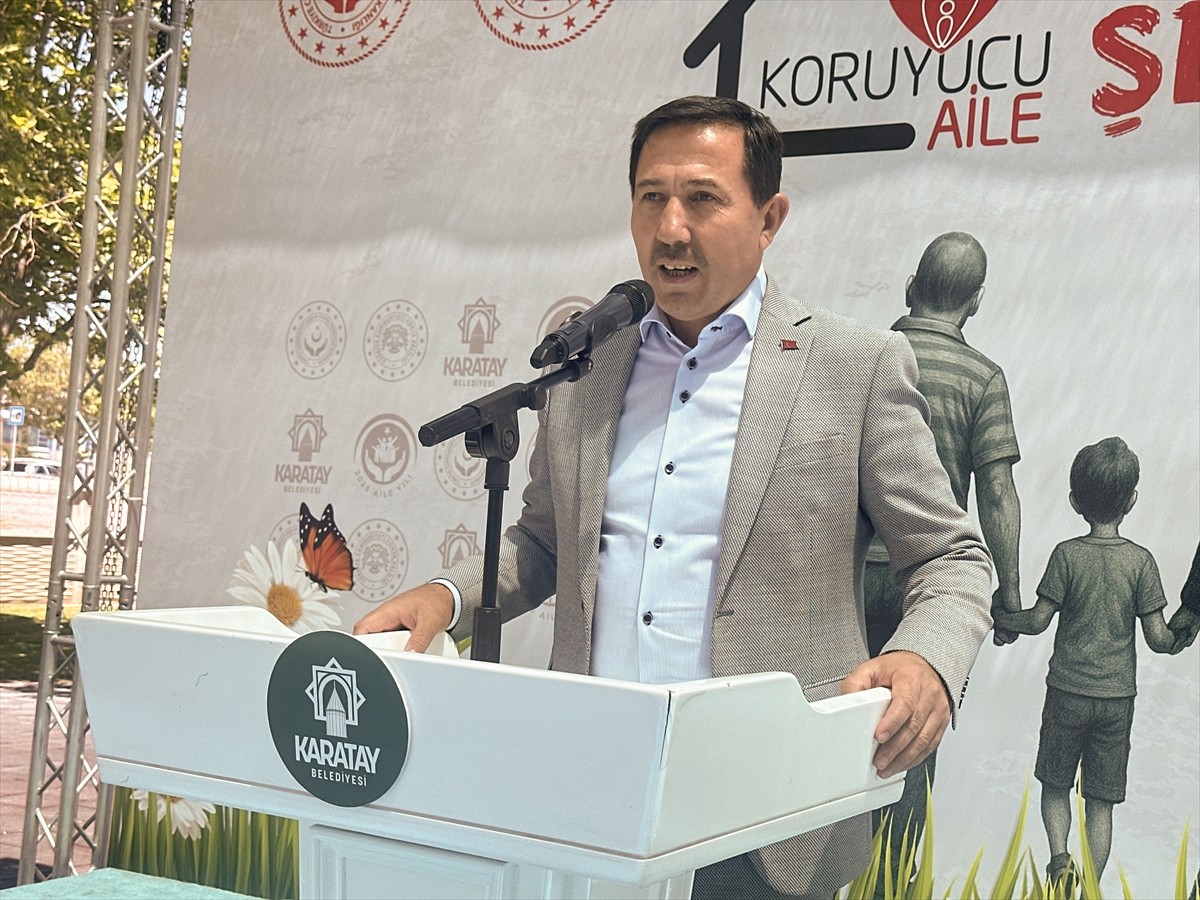 Konya'da "Koruyucu Aile Günü" kapsamında düzenlenen şenlikte, kentte yaşayan koruyucu aileler ve...
