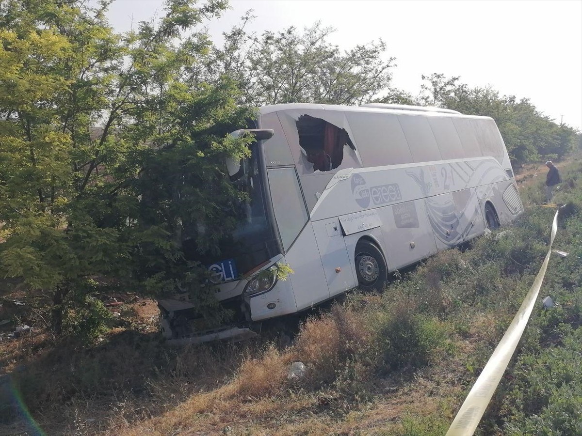 Konya'nın Ereğli ilçesinde yolcu otobüsünün devrilmesi sonucu 1 kişi hayatını kaybetti, 10'u ağır...
