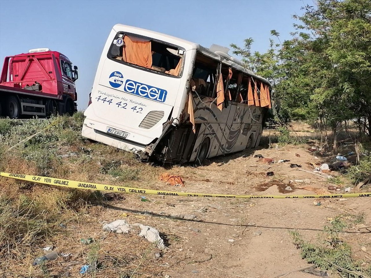 Konya'nın Ereğli ilçesinde yolcu otobüsünün devrilmesi sonucu 1 kişi hayatını kaybetti, 10'u ağır...