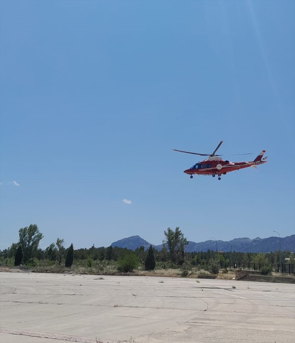Konya’nın Seydişehir ilçesinde çalıştığı ekmek fırınında rahatsızlanan hasta, hava ambulansıyla il...