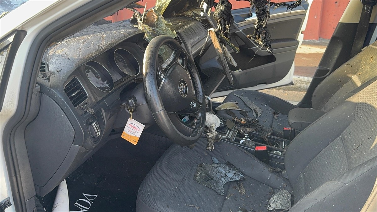 Küçükçekmece'de seyir halindeki otomobilde çıkan yangın itfaiye ekiplerinin müdahalesiyle...