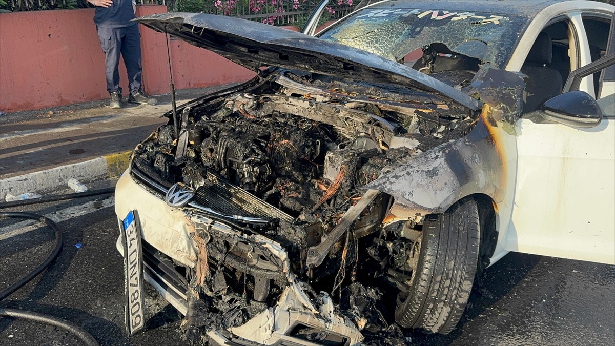 Küçükçekmece'de seyir halindeki otomobilde çıkan yangın itfaiye ekiplerinin müdahalesiyle...
