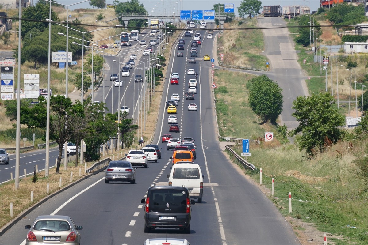 Kurban Bayramı'nı memleketlerinde ya da tatil beldelerinde geçirenlerin dönüşe geçmesiyle...