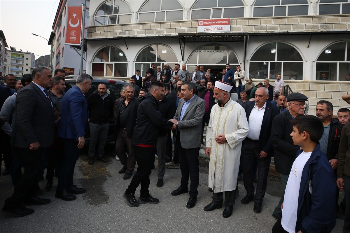 Kurban Bayramı dolayısıyla memleketi Erzurum'a gelen Milli Eğitim Bakanı Yusuf Tekin, Uzundere...