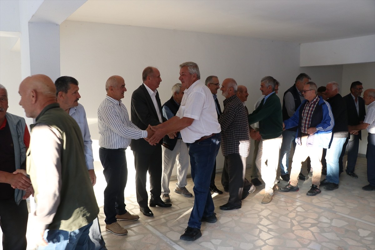 Kurban Bayramı namazını memleketi Yalova'nın Elmalık köyündeki camide kılan Memleket Partisi Genel...