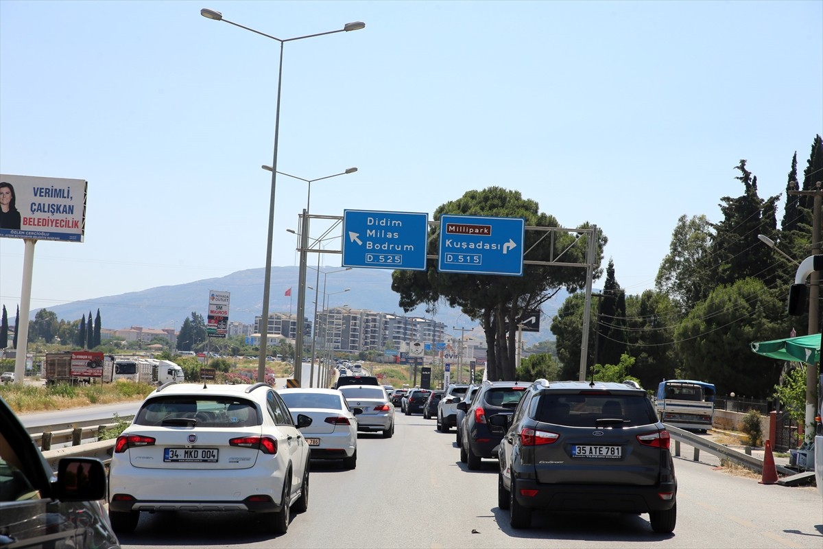 Kurban Bayramı tatili dolayısıyla Aydın ve Muğla'daki turizm merkezlerine gidecek sürücüler...