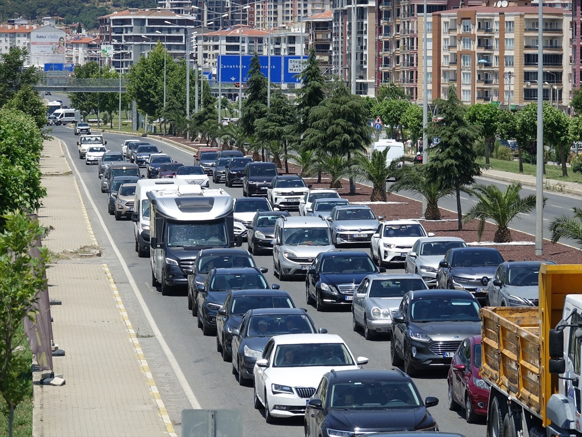 Kurban Bayramı tatilini Edremit Körfezi'nde geçirenlerin dönüş yolculuğu, kara yollarında...