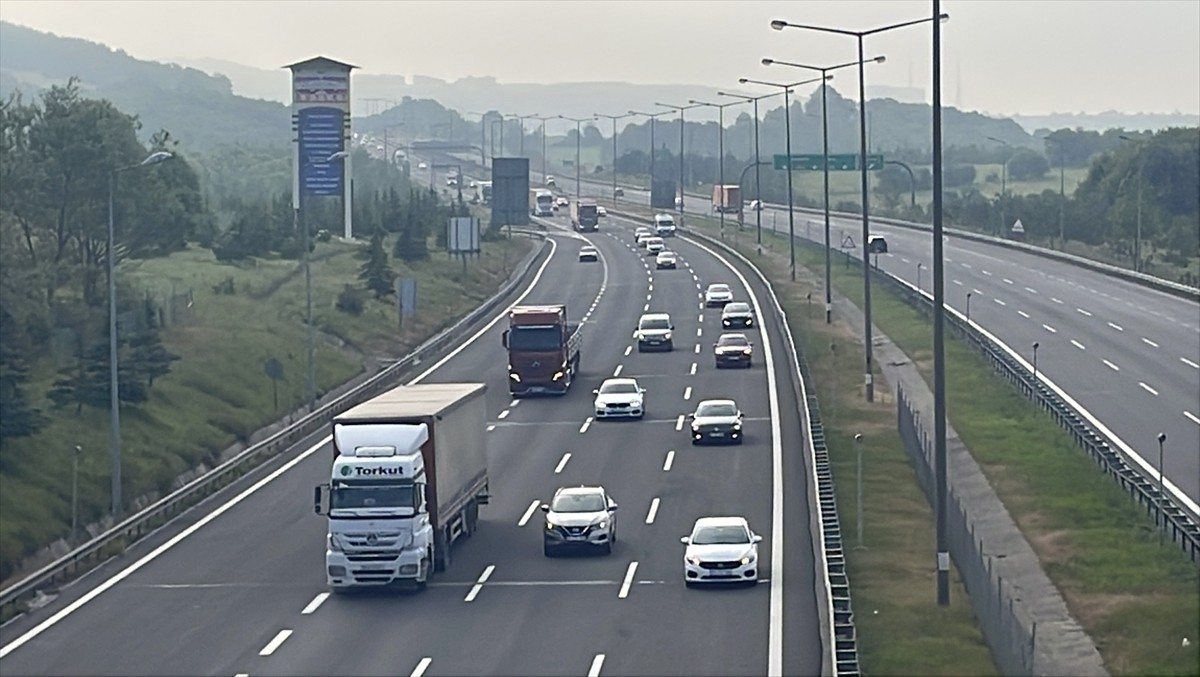 Kurban Bayramı tatilini memleketlerinde veya tatil bölgelerinde geçirenlerin dönüş yolculuğu...