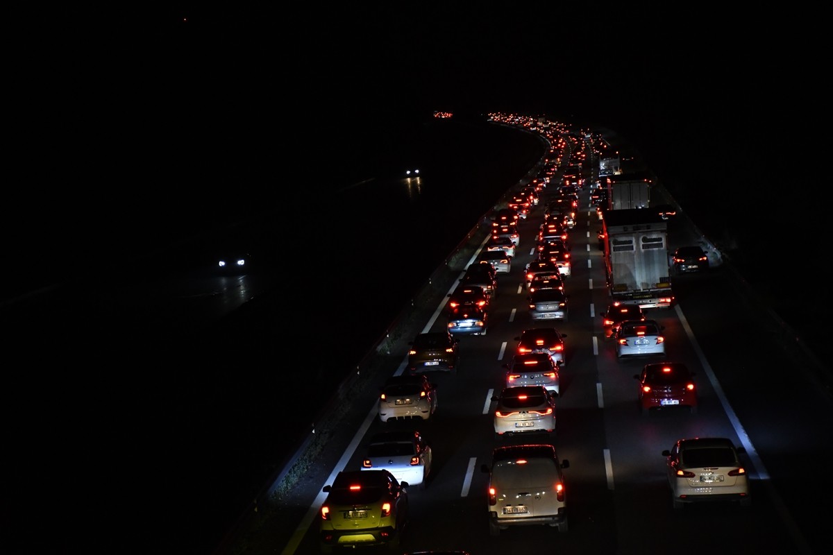 Kurban Bayramı tatilini memleketlerinde veya tatil bölgelerinde geçirenlerin dönüş yolculuğu devam...
