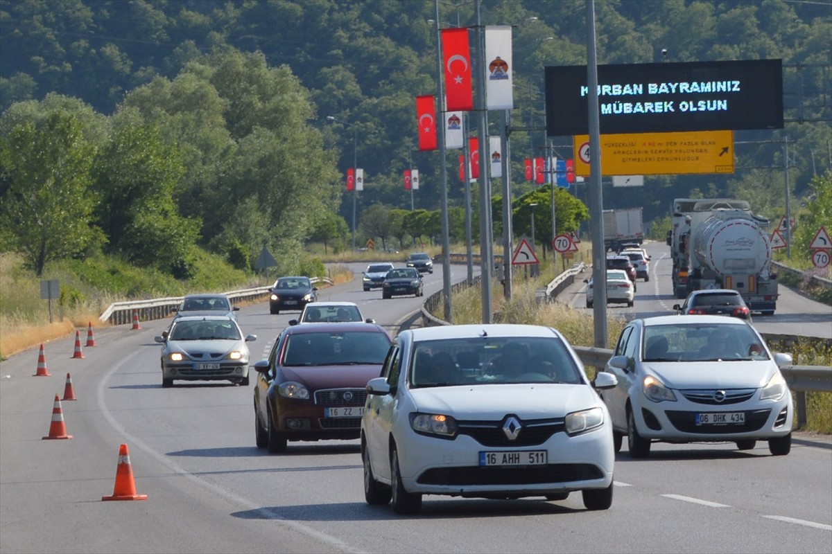 Kurban Bayramı tatilinin başlaması ile Samsun-Ankara kara yolunun Havza geçişinde yoğunluk...