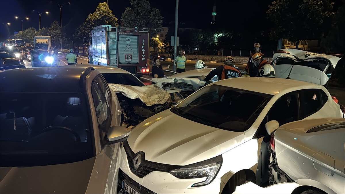  Kütahya'da 6 otomobilin karıştığı zincirleme trafik kazasında 4 kişi yaralandı.