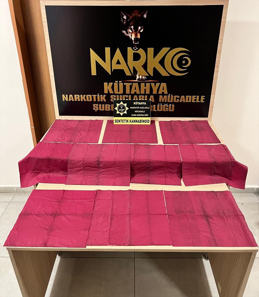 Kütahya'da uyuşturucu operasyonunda gözaltına alınan 3 zanlıdan 2'si tutuklandı. Ekiplerin araçta...