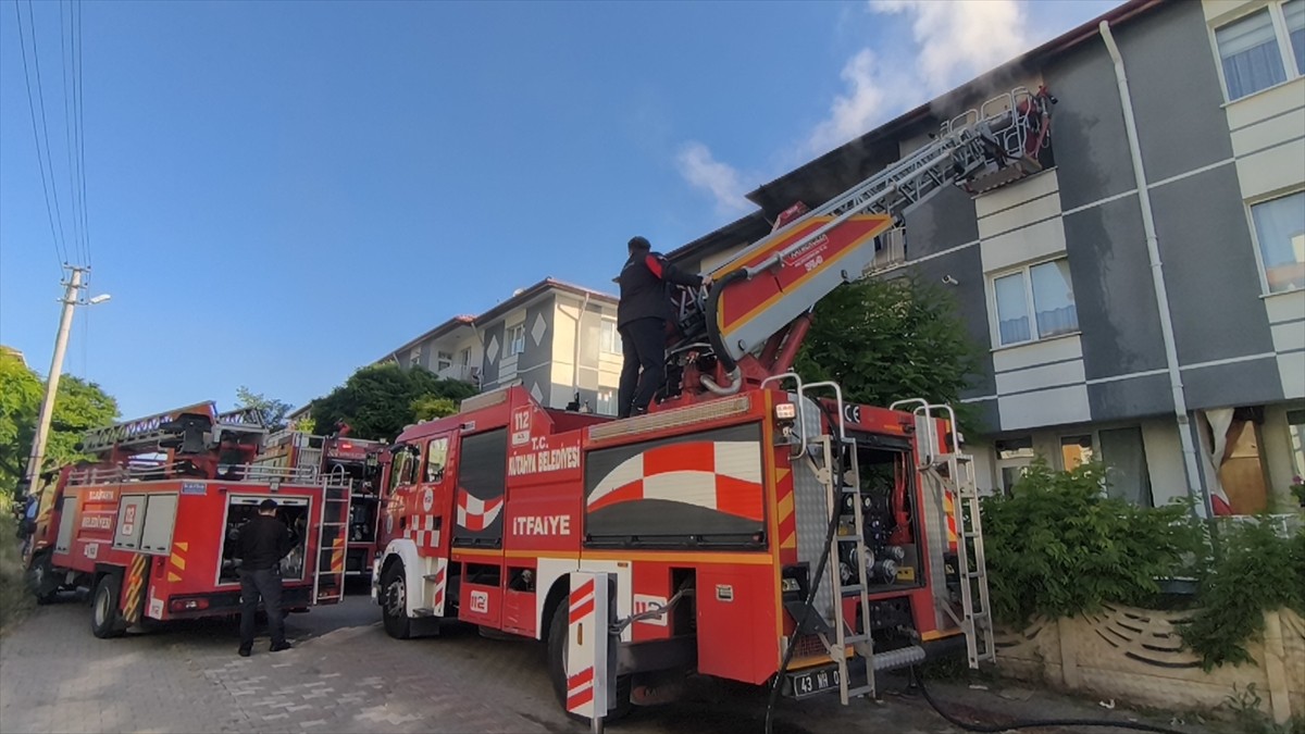 Kütahya'da yangın çıkan bir apartman dairesinde mahsur kalan 75 yaşındaki kadın, itfaiye...