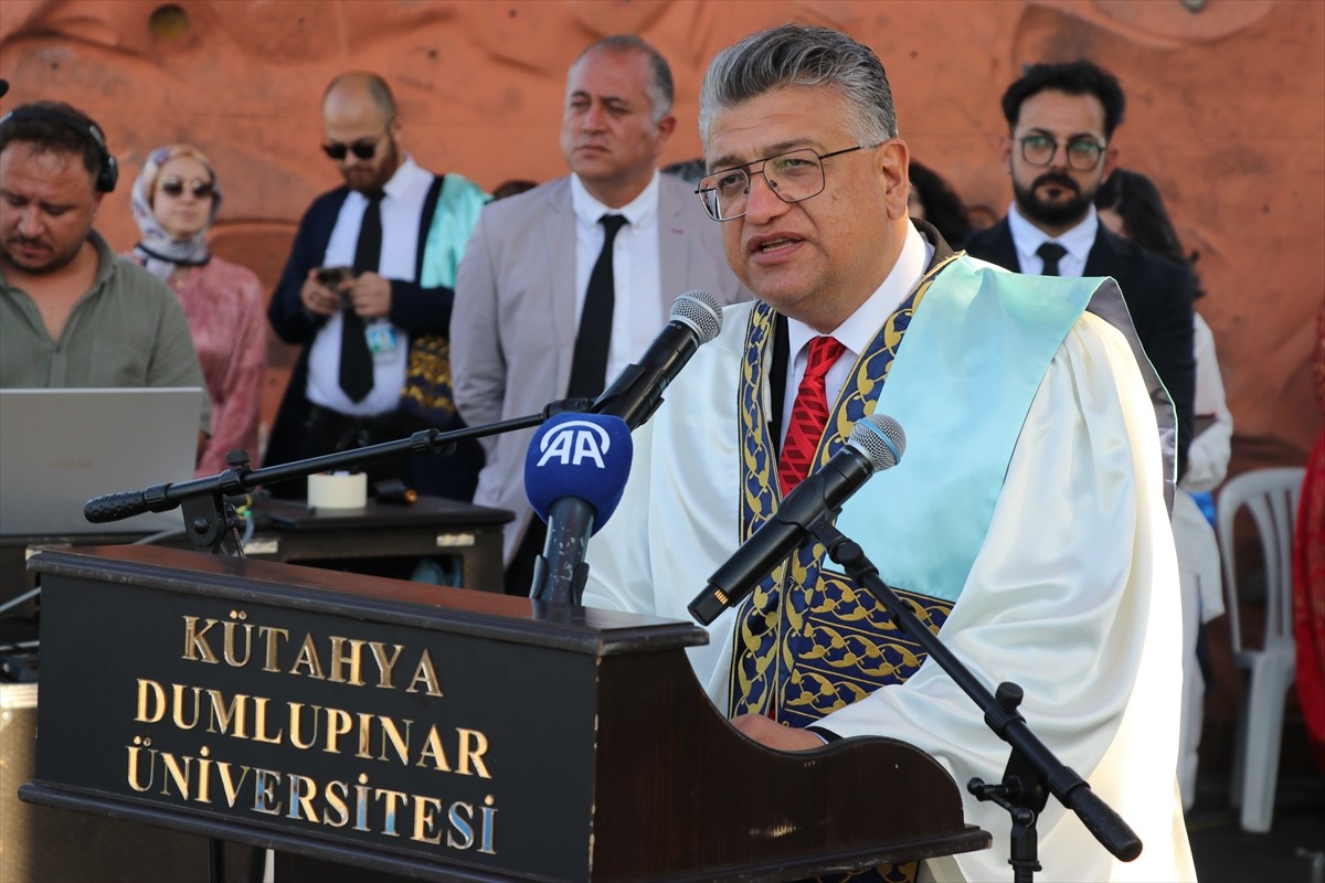 Kütahya Dumlupınar Üniversitesi'nde (DPÜ), bu yıl mezun olan 5 bin 35 öğrenci için mezuniyet...