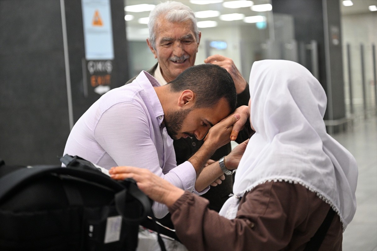 Kutsal topraklarda hac ibadetini tamamlayan hacıların bazıları Kayseri'ye döndü. Hacıları Kayseri...