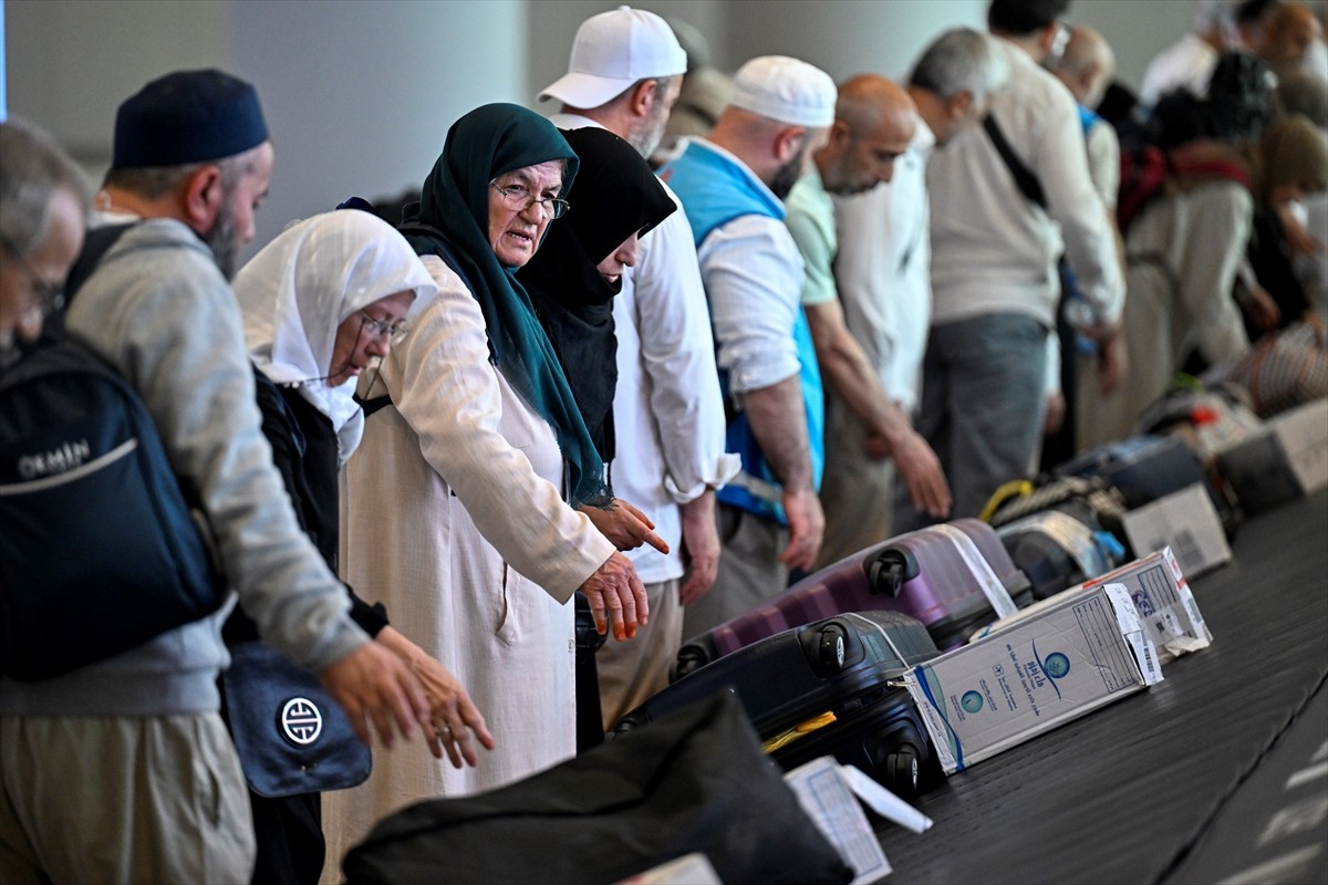 Kutsal topraklarda hac ibadetini tamamlayan hacıların yurda dönüşleri başladı. İstanbul'a gelen...