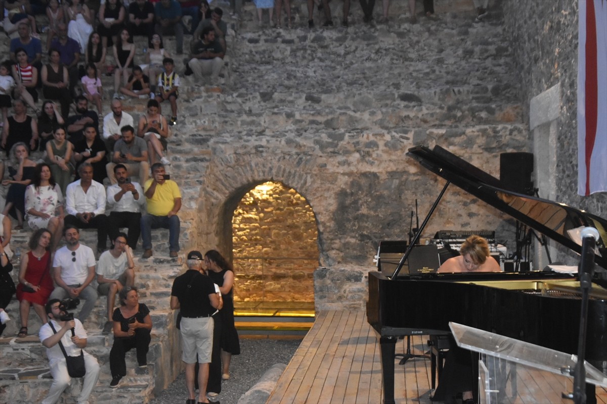 Kuzey Kıbrıs Türk Cumhuriyeti'nden (KKTC) ünlü piyanist Rüya Taner, Mersin'in Anamur ilçesindeki...