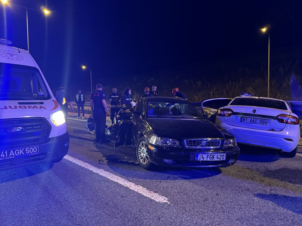 Kuzey Marmara Otoyolu'nda 3 aracın karıştığı kazada 4'ü çocuk 12 kişi yaralandı.