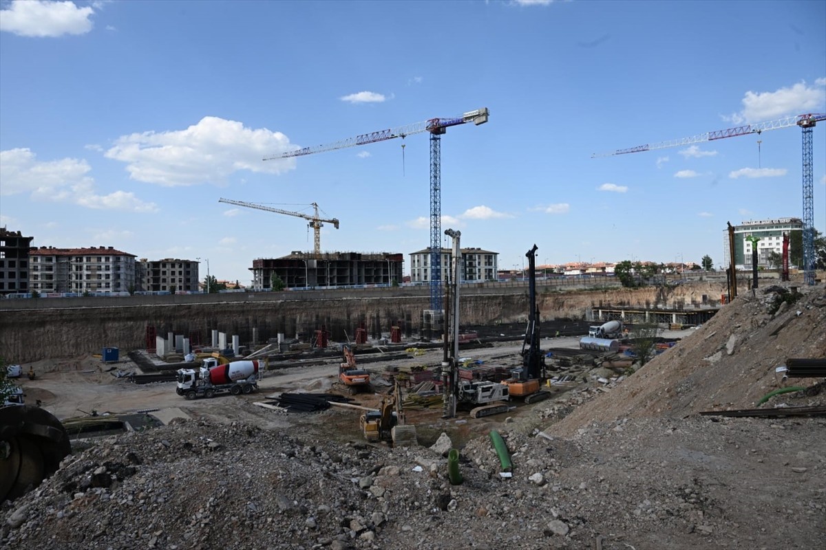 Malatya'da kent merkezinde iş yerleri ve deprem konutlarının yapımı tüm hızıyla sürüyor.