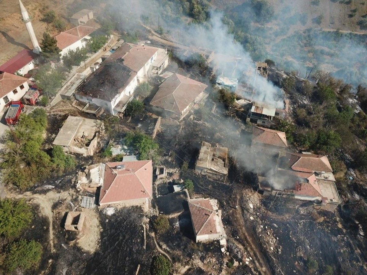 Malatya'nın Kale ilçesinde otluk alanda çıkan ve evlere sıçrayan yangına müdahale edildi.