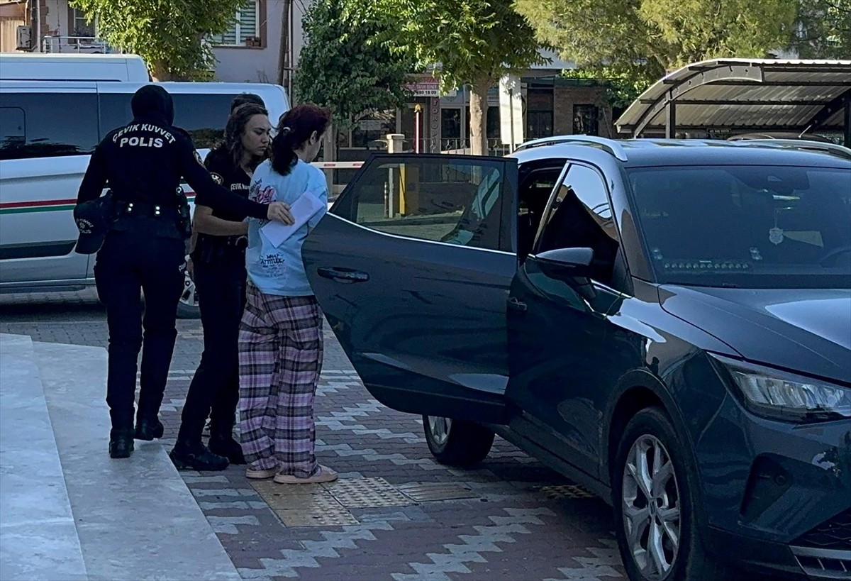 Manisa'nın Akhisar ilçesinde, tartıştığı kızını boğarak öldüren kadın tutuklandı.