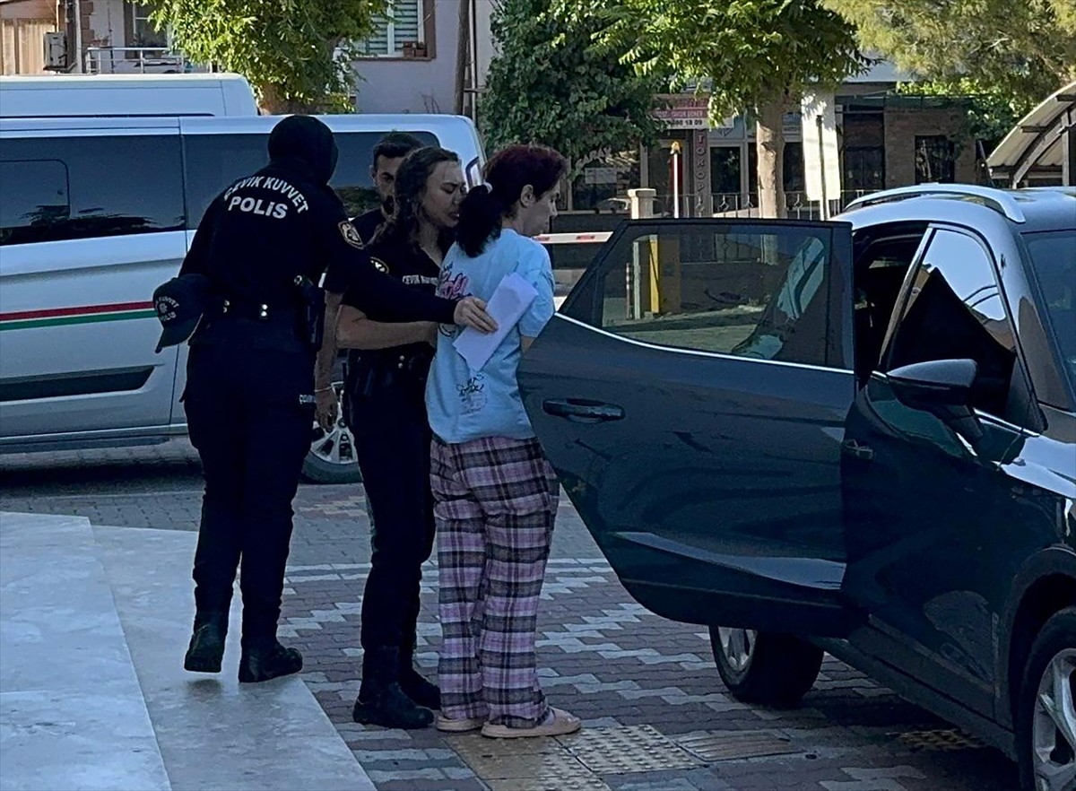 Manisa'nın Akhisar ilçesinde, tartıştığı kızını boğarak öldüren kadın tutuklandı.