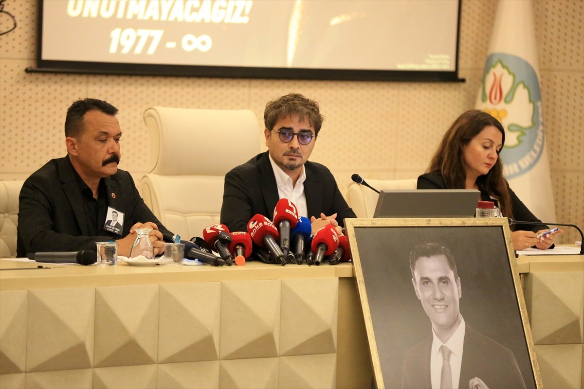 Manisa Büyükşehir Belediyesi Meclisi, Başkanvekili Ahmet Anıl Ceylan (ortada) başkanlığında...