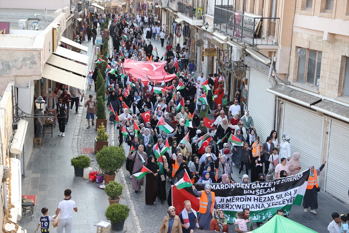 Mardin'de İsrail'in Gazze'ye yönelik saldırıları protesto edildi. Katılımcılar ellerinde Filistin...
