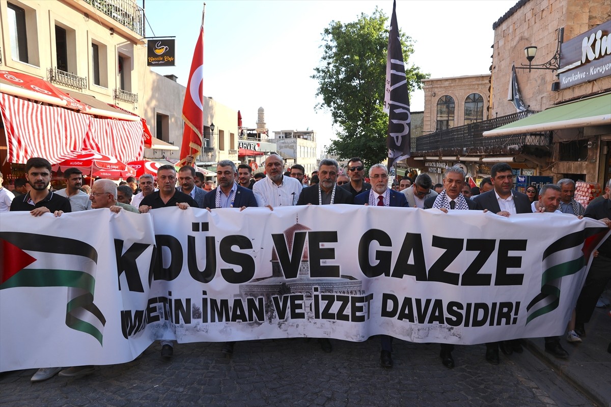 Mardin'de İsrail'in Gazze'ye yönelik saldırıları protesto edildi. Katılımcılar ellerinde Filistin...