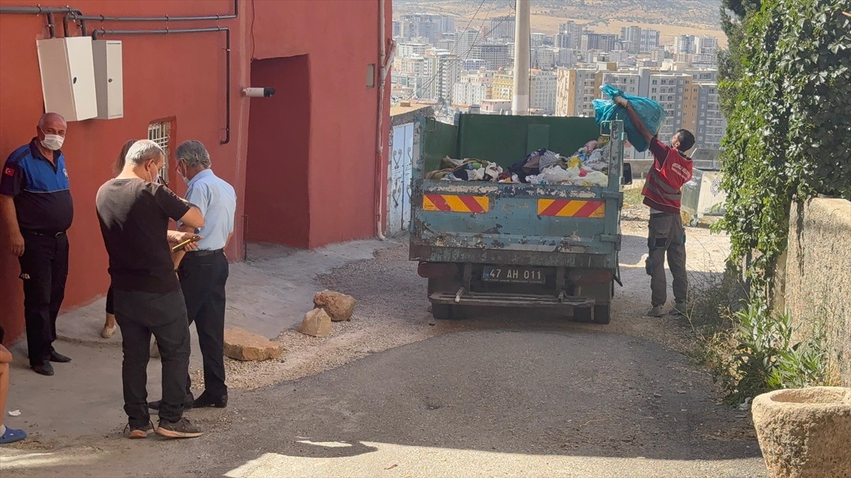 Mardin'in merkez Artuklu ilçesinde, atık biriktirildiği belirlenen evden 2 kamyon çöp...